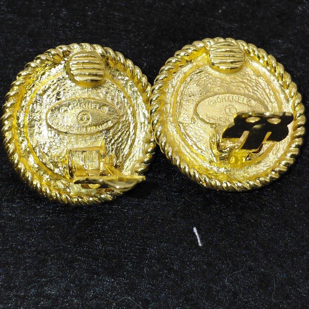 Chanel Vintage Gold Plated Gripoix (Glass) Clip Earrings 80s White - Picture 2 of 7